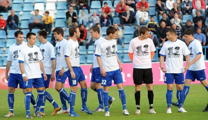 Zadar, 230411.
Nogomet, 26. kolo prve hrvatske nogometne lige : Zadar – Inter. Stadion na stanovima.
Na fotografiji : Nogometasi Zadra sa majicama podrske generalima Gotovini i Markacu.
Foto : Andrija Lucic / CROPIX Zadar, 230411.
Nogomet, 26. kolo prve hrvatske nogometne lige : Zadar – Inter. Stadion na stanovima.
Na fotografiji : Nogometasi Zadra sa majicama podrske generalima Gotovini i Markacu.
Foto : Andrija Lucic / CROPIX