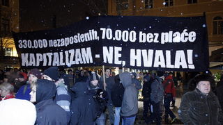 Zagreb, 020311. 
Novi, cetvrti po redu, protuvladin prosvjed tzv. facebook grupe zapoceo je veceras na Cvjetnom trgu. 
Na fotografiji: prosvjednici s transparentom.
Foto: Davor Pongracic / CROPIX