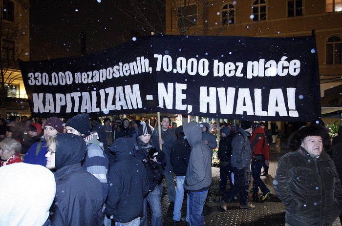 Zagreb, 020311. 
Novi, cetvrti po redu, protuvladin prosvjed tzv. facebook grupe zapoceo je veceras na Cvjetnom trgu. 
Na fotografiji: prosvjednici s transparentom.
Foto: Davor Pongracic / CROPIX