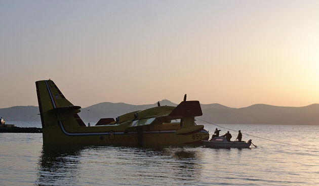 Kanader zbog kvara sletio u Zadarski kanal