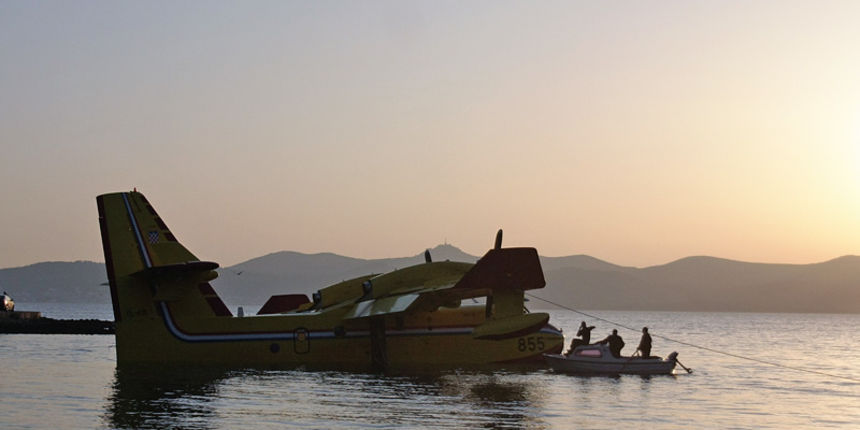 Kanader zbog kvara sletio u Zadarski kanal