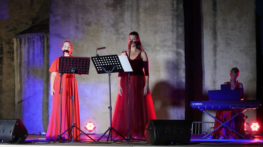 Na otvorenoj ljetnoj pozornici sv. Križa, u organizaciji Grada Nina, pred brojnom publikom održan je koncert Opera pod zvijezdama (Ladies in red) na kojem su nastupile operne dive Nela Šarić (sopran) i Nera Gojanović (mezzosopran) uz klavirsku pratnju pro Na otvorenoj ljetnoj pozornici sv. Križa, u organizaciji Grada Nina, pred brojnom publikom održan je koncert Opera pod zvijezdama (Ladies in red) na kojem su nastupile operne dive Nela Šarić (sopran) i Nera Gojanović (mezzosopran) uz klavirsku pratnju pro