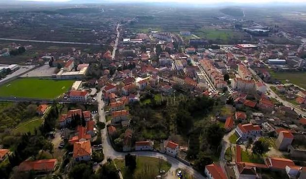 Grad Benkovac iz zraka