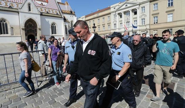 29.05.2015., Zagreb – Jucer je dio branitelja na Trgu sv. Marka u prosvjedu podrzao radnike Imunoloskog zavoda, no kasnije su ostali na trgu, donijeli pice, hranu i suncobrane i priopcili kako nece otici dok se ne sastanu s premijerom Milanovicem. Photo