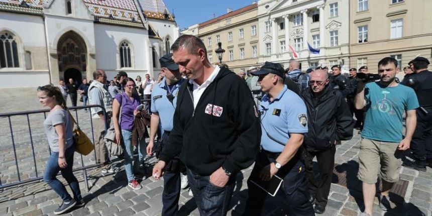 29.05.2015., Zagreb – Jucer je dio branitelja na Trgu sv. Marka u prosvjedu podrzao radnike Imunoloskog zavoda, no kasnije su ostali na trgu, donijeli pice, hranu i suncobrane i priopcili kako nece otici dok se ne sastanu s premijerom Milanovicem. Photo