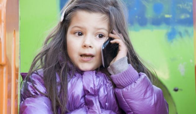 Dijete s mobitelom, Foto: Guliver/Thinkstock
