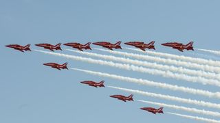 Akrobatska skupina “Red Arrows” Royal Air Forcea u posjeti Zračnoj bazi u Zemuniku Akrobatska skupina “Red Arrows” Royal Air Forcea u posjeti Zračnoj bazi u Zemuniku