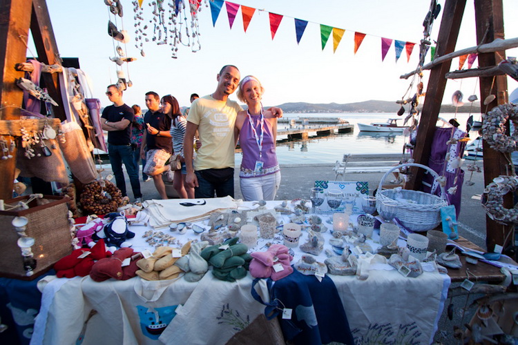 Biograd: 6. Dugi svehrvatski eno-eko-gastro-etno stol, Foto: Franjo Jurić Biograd: 6. Dugi svehrvatski eno-eko-gastro-etno stol, Foto: Franjo Jurić