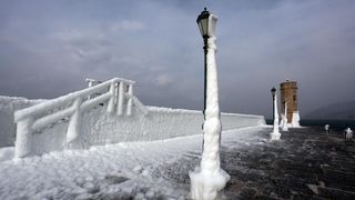 Zaleđeno more i čudesne ledene skulpture na senjskoj rivi