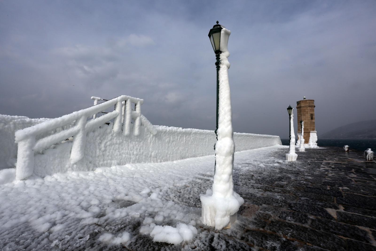 Zaleđeno more i čudesne ledene skulpture na senjskoj rivi