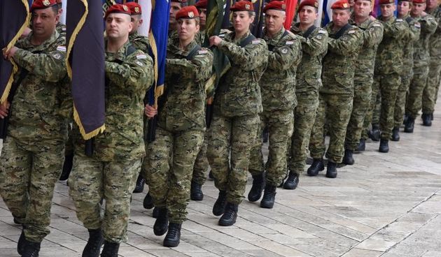 Paljenjem svijeća i polaganjem vijenaca, te mimohodom postrojbi započelo svečano obilježavanje 23. obljetnice VRO Maslenica. Foto. Dino Stanin/PIXSELL