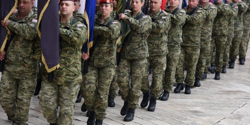 Paljenjem svijeća i polaganjem vijenaca, te mimohodom postrojbi započelo svečano obilježavanje 23. obljetnice VRO Maslenica. Foto. Dino Stanin/PIXSELL Paljenjem svijeća i polaganjem vijenaca, te mimohodom postrojbi započelo svečano obilježavanje 23. obljetnice VRO Maslenica. Foto. Dino Stanin/PIXSELL