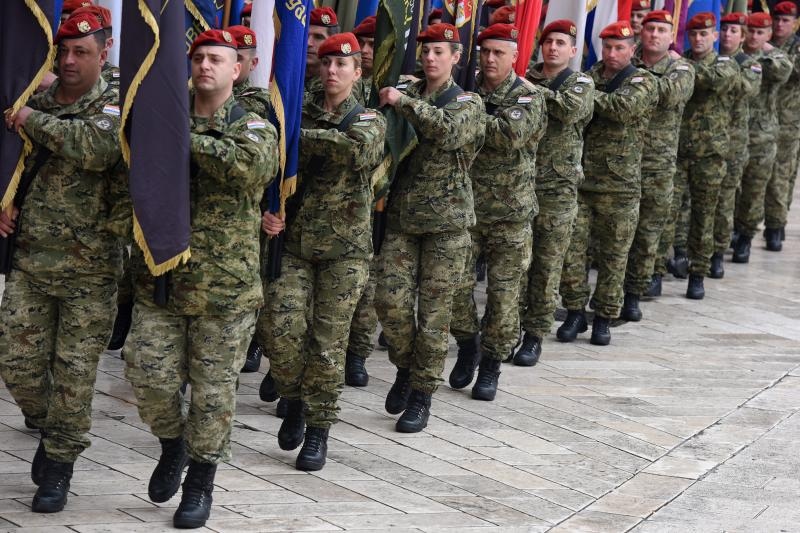 Paljenjem svijeća i polaganjem vijenaca, te mimohodom postrojbi započelo svečano obilježavanje 23. obljetnice VRO Maslenica. Foto. Dino Stanin/PIXSELL Paljenjem svijeća i polaganjem vijenaca, te mimohodom postrojbi započelo svečano obilježavanje 23. obljetnice VRO Maslenica. Foto. Dino Stanin/PIXSELL