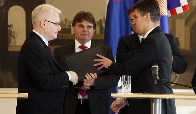 Zagreb, 141211.Ured predsjednika.Danas je predsjednik Ivo Josipovic primio clanove Kukuriku koalicije te je izbornom pobjedniku Zoranu Milanovicu dao mandat za sastav nove vlade.Na slici: Ivo Josipovic, Ivan Jakovcic i Zoran Milanovic.Foto: Davor Pong