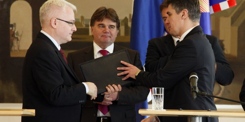 Zagreb, 141211.Ured predsjednika.Danas je predsjednik Ivo Josipovic primio clanove Kukuriku koalicije te je izbornom pobjedniku Zoranu Milanovicu dao mandat za sastav nove vlade.Na slici: Ivo Josipovic, Ivan Jakovcic i Zoran Milanovic.Foto: Davor Pong Zagreb, 141211.Ured predsjednika.Danas je predsjednik Ivo Josipovic primio clanove Kukuriku koalicije te je izbornom pobjedniku Zoranu Milanovicu dao mandat za sastav nove vlade.Na slici: Ivo Josipovic, Ivan Jakovcic i Zoran Milanovic.Foto: Davor Pong