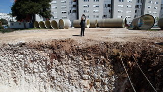 Zadar, 150413.
Ulica Petra Skoke i Marina Getaldica. Pocetak radova na ugradnji kolektora oborinskih voda i kolnika s infrastrukturom vrijedan 40 milijuna kuna. Na fotografiji detalj sa gradilista.
Foto: Jure Miskovic / CROPIX