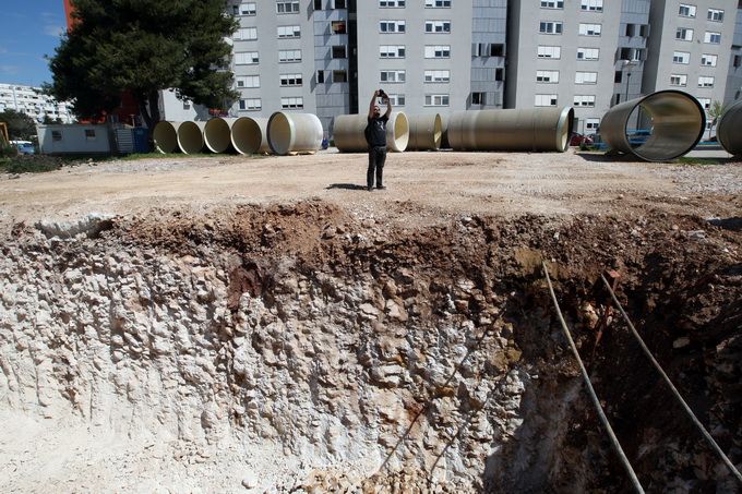 Zadar, 150413.
Ulica Petra Skoke i Marina Getaldica. Pocetak radova na ugradnji kolektora oborinskih voda i kolnika s infrastrukturom vrijedan 40 milijuna kuna. Na fotografiji detalj sa gradilista.
Foto: Jure Miskovic / CROPIX