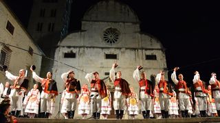 Nastup ansambla Lado ispred crkve sv. Marije ; foto Iva Perinčić Nastup ansambla Lado ispred crkve sv. Marije ; foto Iva Perinčić