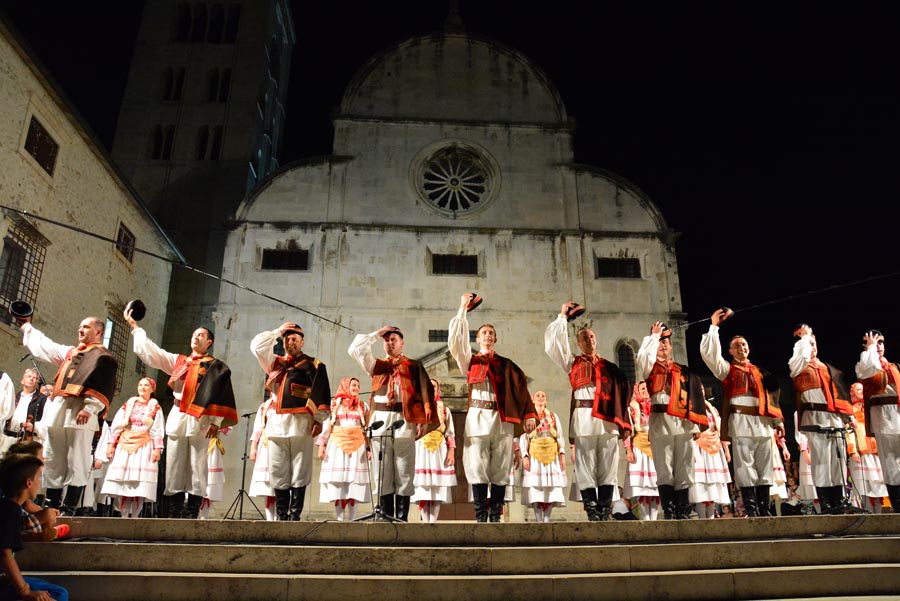 Nastup ansambla Lado ispred crkve sv. Marije ; foto Iva Perinčić Nastup ansambla Lado ispred crkve sv. Marije ; foto Iva Perinčić