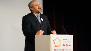 Zadar, 050413.
Veceras je u HNK Zadar odrzano predstavljanje liste koalicije SDP-HNS-HSU za Europski parlament. Na predstavljanju su govorili predsjednik SDP-a Zoran Milanovic, predsjednica HNS-a Vesna Pusic, predsjednik HSU-a Silvano Hrelja, te prvi na l Zadar, 050413.
Veceras je u HNK Zadar odrzano predstavljanje liste koalicije SDP-HNS-HSU za Europski parlament. Na predstavljanju su govorili predsjednik SDP-a Zoran Milanovic, predsjednica HNS-a Vesna Pusic, predsjednik HSU-a Silvano Hrelja, te prvi na l