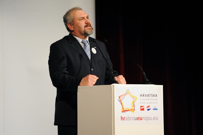 Zadar, 050413.
Veceras je u HNK Zadar odrzano predstavljanje liste koalicije SDP-HNS-HSU za Europski parlament. Na predstavljanju su govorili predsjednik SDP-a Zoran Milanovic, predsjednica HNS-a Vesna Pusic, predsjednik HSU-a Silvano Hrelja, te prvi na l Zadar, 050413.
Veceras je u HNK Zadar odrzano predstavljanje liste koalicije SDP-HNS-HSU za Europski parlament. Na predstavljanju su govorili predsjednik SDP-a Zoran Milanovic, predsjednica HNS-a Vesna Pusic, predsjednik HSU-a Silvano Hrelja, te prvi na l