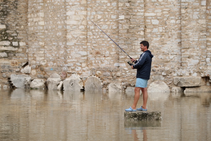 Zadar, 010912.
Nakon visemjesecne suse u Zadru se u subotu ujutro dogodio potop. Kisa je uz povremenu jaku grmljavinu pocela padati pred zoru, oko pet sati i jos nije prestala padati. Ogromne kolicine kise prekrile su prometnice na godinama poznatim kriti