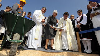Knin, 250911.
Postavljanje kamena temeljca za gradnju Pastoralnog centra Gospe velikog Hrvatskog krsnog zavjeta na prostoru bivse vojarne Senjak u Kninu
Na slici: premijerka Jadranka Kosor
Foto: Niksa Stipanicev / CROPIX Knin, 250911.
Postavljanje kamena temeljca za gradnju Pastoralnog centra Gospe velikog Hrvatskog krsnog zavjeta na prostoru bivse vojarne Senjak u Kninu
Na slici: premijerka Jadranka Kosor
Foto: Niksa Stipanicev / CROPIX