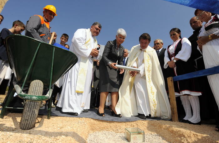 Knin, 250911.
Postavljanje kamena temeljca za gradnju Pastoralnog centra Gospe velikog Hrvatskog krsnog zavjeta na prostoru bivse vojarne Senjak u Kninu
Na slici: premijerka Jadranka Kosor
Foto: Niksa Stipanicev / CROPIX Knin, 250911.
Postavljanje kamena temeljca za gradnju Pastoralnog centra Gospe velikog Hrvatskog krsnog zavjeta na prostoru bivse vojarne Senjak u Kninu
Na slici: premijerka Jadranka Kosor
Foto: Niksa Stipanicev / CROPIX