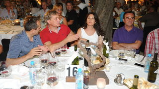 Benkovac, 060712.
U Benkovackom odrzan je 3. festival vina sjeverne i srednje Dalmacije “Vinfest Benkovac 2012”.
Na fotografiji: dogadjaju je prisustvovao i Bozidar Kalmeta(crvena majica) sa suprugom Dolores Grdovic Kalmeta(desno od njega).
Foto: Luka Ger Benkovac, 060712.
U Benkovackom odrzan je 3. festival vina sjeverne i srednje Dalmacije “Vinfest Benkovac 2012”.
Na fotografiji: dogadjaju je prisustvovao i Bozidar Kalmeta(crvena majica) sa suprugom Dolores Grdovic Kalmeta(desno od njega).
Foto: Luka Ger