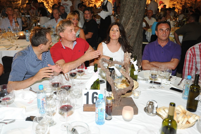 Benkovac, 060712.
U Benkovackom odrzan je 3. festival vina sjeverne i srednje Dalmacije “Vinfest Benkovac 2012”.
Na fotografiji: dogadjaju je prisustvovao i Bozidar Kalmeta(crvena majica) sa suprugom Dolores Grdovic Kalmeta(desno od njega).
Foto: Luka Ger Benkovac, 060712.
U Benkovackom odrzan je 3. festival vina sjeverne i srednje Dalmacije “Vinfest Benkovac 2012”.
Na fotografiji: dogadjaju je prisustvovao i Bozidar Kalmeta(crvena majica) sa suprugom Dolores Grdovic Kalmeta(desno od njega).
Foto: Luka Ger