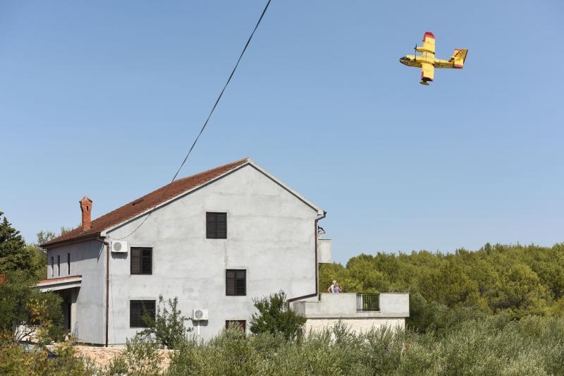 Kanaderi i air tractori gasili požar u blizini dikljanskih kuća i vikendica Kanaderi i air tractori gasili požar u blizini dikljanskih kuća i vikendica