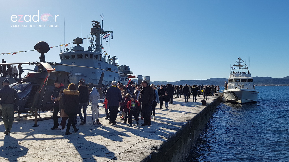 Izložba vojne opreme, oružja i vozila na zadarskoj rivi i spuštanje 25-metarske zastave s kampanela sv. Stošije