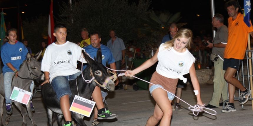 Tisno: 6. Međunarona “Trka tovarov”, Foto: Edin Kadić Tisno: 6. Međunarona “Trka tovarov”, Foto: Edin Kadić