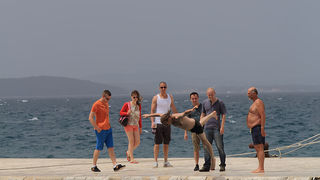 Kupači na zadarskoj rivi 19. svibnja 2013.  Foto: Roberto Lerga