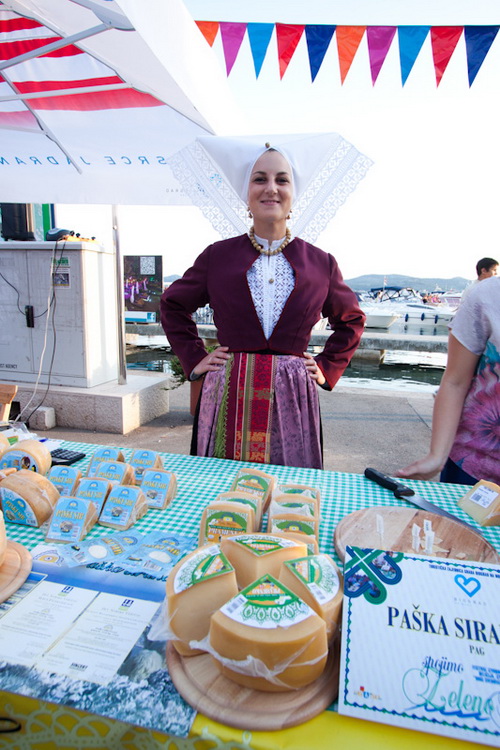 Biograd: 6. Dugi svehrvatski eno-eko-gastro-etno stol, Foto: Franjo Jurić Biograd: 6. Dugi svehrvatski eno-eko-gastro-etno stol, Foto: Franjo Jurić