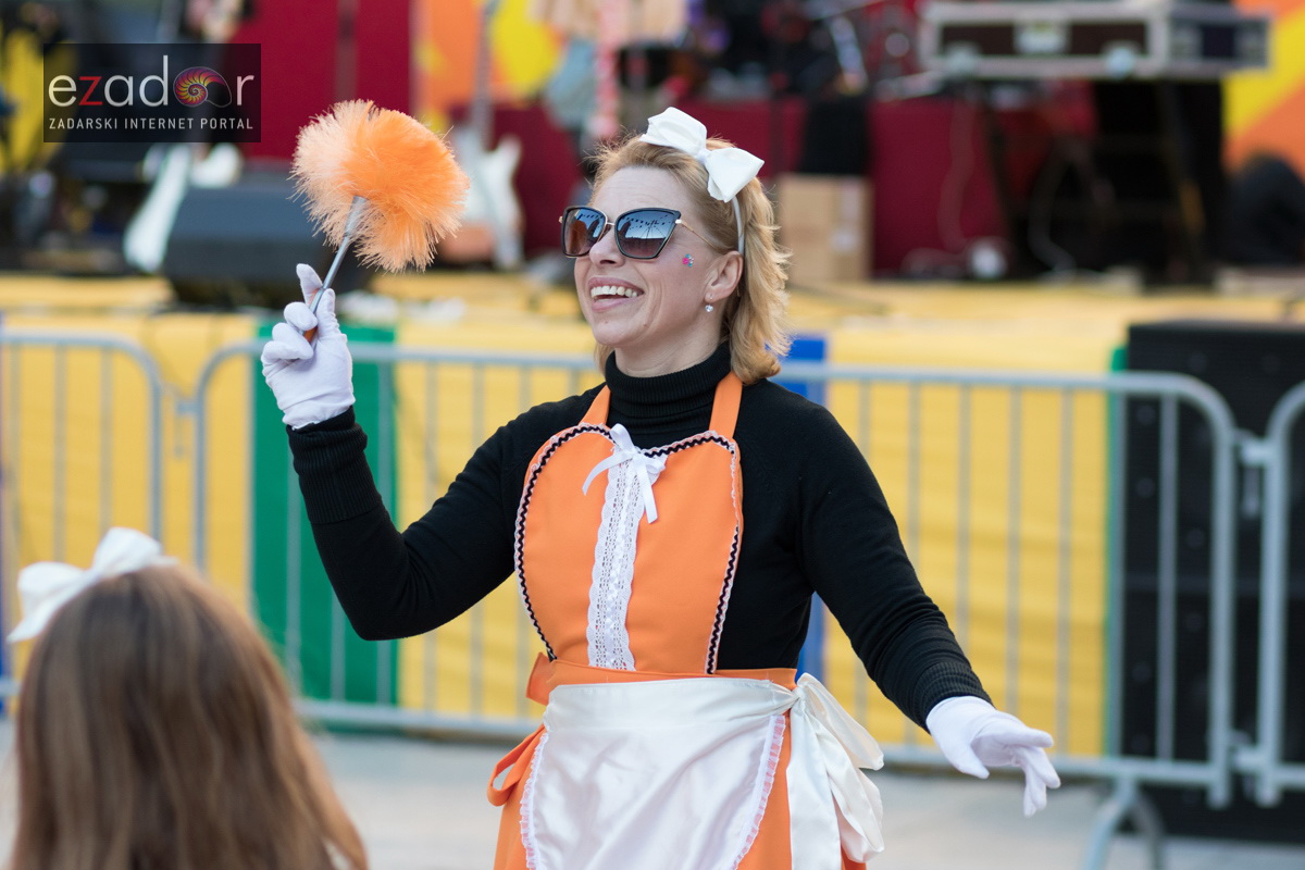 Zadarski karneval 2018: Povorka maškaranih skupina od Gradskih vrata preko Foruma do Narodnog trga Zadarski karneval 2018: Povorka maškaranih skupina od Gradskih vrata preko Foruma do Narodnog trga