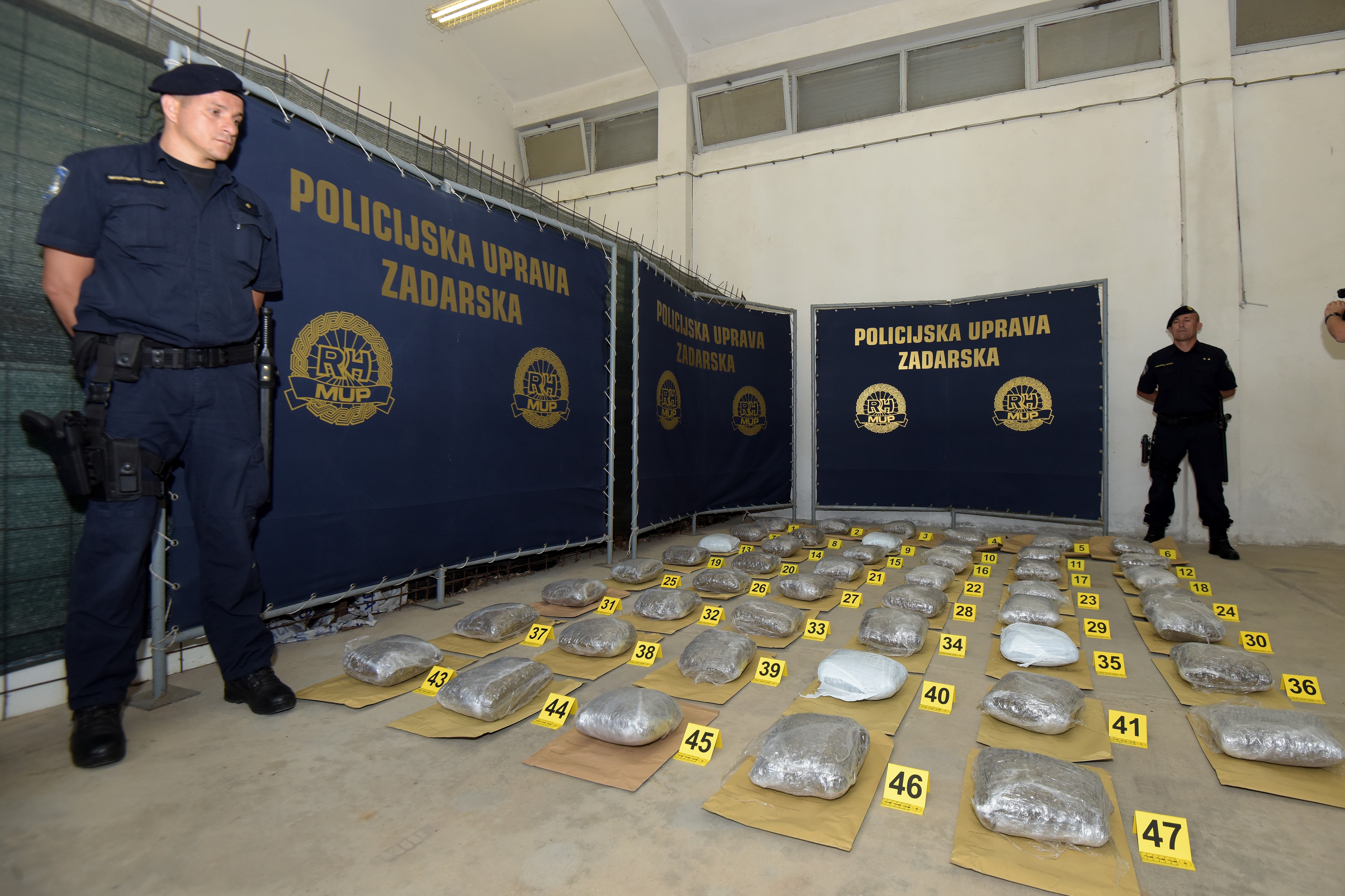 Veliki ulov zadarske policije: Na autocesti zapljenili 52 kg marihuane Veliki ulov zadarske policije: Na autocesti zapljenili 52 kg marihuane