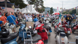 Spektakularni defile vespaša, foto: Vinko Pešić Spektakularni defile vespaša, foto: Vinko Pešić