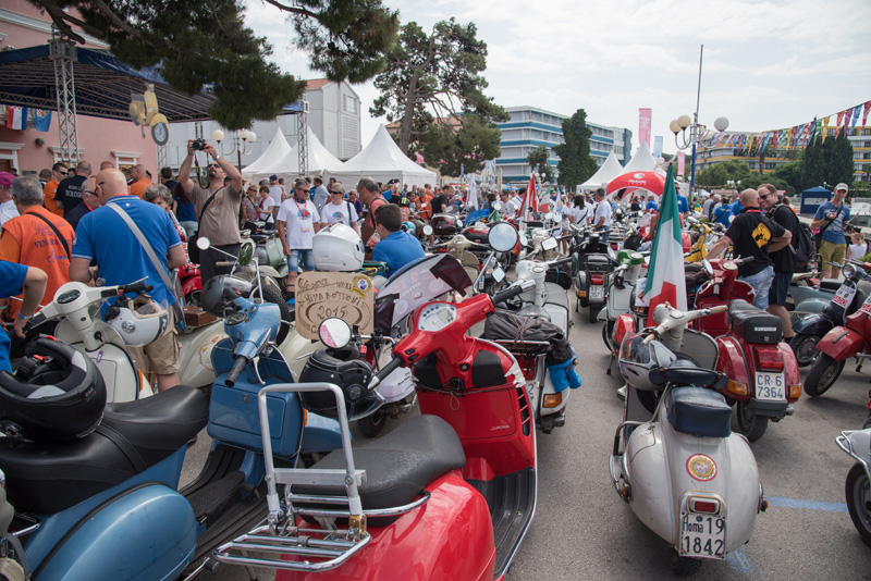 Spektakularni defile vespaša, foto: Vinko Pešić Spektakularni defile vespaša, foto: Vinko Pešić