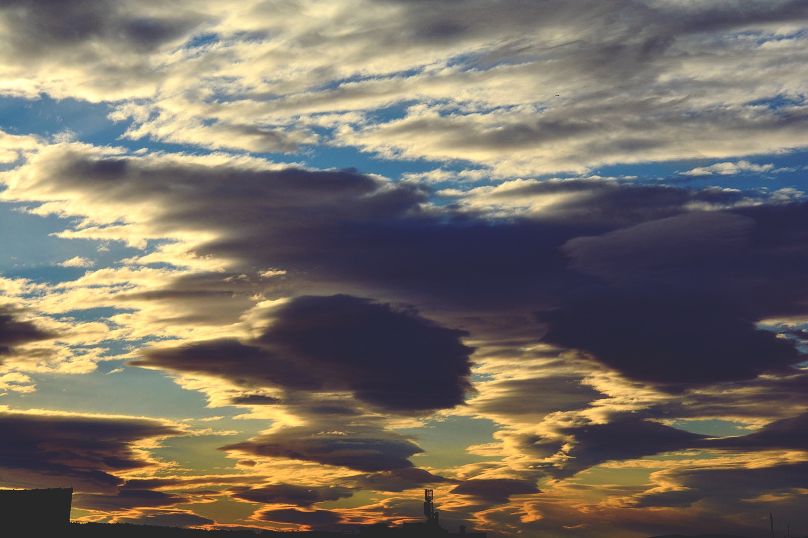 Zimsko svitanje i igra oblaka, foto: Iva Perinčić Zimsko svitanje i igra oblaka, foto: Iva Perinčić