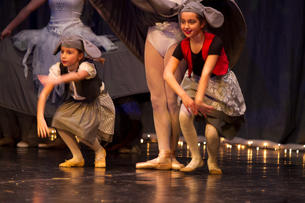 Plesna čestitka Zadarskog plesnog ansambla, Foto: Leo Banić Plesna čestitka Zadarskog plesnog ansambla, Foto: Leo Banić