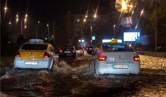 Snažno nevrijeme i poplava u Skoplju odnijeli najmanje 15 života. Foto: Hina