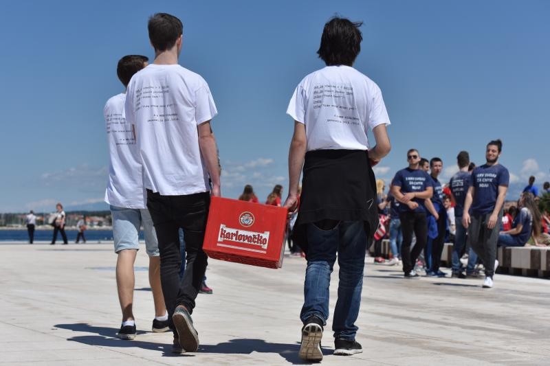 Ludijada zadarskih maturanata uz pjesmu i kupanje na Morskim orguljama. Foto: Dino Stanin/PIXSELL Ludijada zadarskih maturanata uz pjesmu i kupanje na Morskim orguljama. Foto: Dino Stanin/PIXSELL