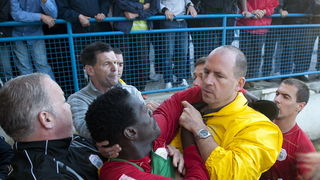 Zadar, 260513.
Stadion Stanovi.
Utakmica MAXtv 1. HNL izmedju Zadra i Splita. Nakon utakmice tamnoputi igrac Splita Belle je reagirao na rasisticke uvrede iz publike pa je doslo do naguravanja i tucnjave sa zastitarom.
Foto: Tom Dubravec / CROPIX Zadar, 260513.
Stadion Stanovi.
Utakmica MAXtv 1. HNL izmedju Zadra i Splita. Nakon utakmice tamnoputi igrac Splita Belle je reagirao na rasisticke uvrede iz publike pa je doslo do naguravanja i tucnjave sa zastitarom.
Foto: Tom Dubravec / CROPIX