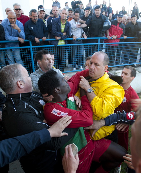 Zadar, 260513.
Stadion Stanovi.
Utakmica MAXtv 1. HNL izmedju Zadra i Splita. Nakon utakmice tamnoputi igrac Splita Belle je reagirao na rasisticke uvrede iz publike pa je doslo do naguravanja i tucnjave sa zastitarom.
Foto: Tom Dubravec / CROPIX Zadar, 260513.
Stadion Stanovi.
Utakmica MAXtv 1. HNL izmedju Zadra i Splita. Nakon utakmice tamnoputi igrac Splita Belle je reagirao na rasisticke uvrede iz publike pa je doslo do naguravanja i tucnjave sa zastitarom.
Foto: Tom Dubravec / CROPIX
