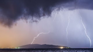 Kastela, 130912.
Prodorom hladnog zraka te formiranjem ciklone koju je Crometeo Tim nazvao “Dujomir” u ranim jutarnjim satima Splitsku okolicu je zahvatilo jako grmljavinsko nevrijeme. U samom Splitu je jutros palo 40 litara po metru cetvornom.
Na slici Kastela, 130912.
Prodorom hladnog zraka te formiranjem ciklone koju je Crometeo Tim nazvao “Dujomir” u ranim jutarnjim satima Splitsku okolicu je zahvatilo jako grmljavinsko nevrijeme. U samom Splitu je jutros palo 40 litara po metru cetvornom.
Na slici