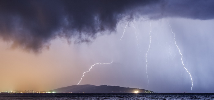 Kastela, 130912.
Prodorom hladnog zraka te formiranjem ciklone koju je Crometeo Tim nazvao “Dujomir” u ranim jutarnjim satima Splitsku okolicu je zahvatilo jako grmljavinsko nevrijeme. U samom Splitu je jutros palo 40 litara po metru cetvornom.
Na slici Kastela, 130912.
Prodorom hladnog zraka te formiranjem ciklone koju je Crometeo Tim nazvao “Dujomir” u ranim jutarnjim satima Splitsku okolicu je zahvatilo jako grmljavinsko nevrijeme. U samom Splitu je jutros palo 40 litara po metru cetvornom.
Na slici