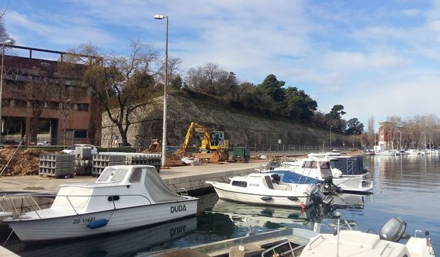 Uvala Jazine, građevinski radovi, bager