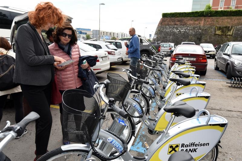Od danas i Zadar ima nextbike sustav javnih bicikala. Na 4 lokacije moći će se iznajmiti ukupno 25 bicikala. Foto: Dino Stanin/PIXSELL Od danas i Zadar ima nextbike sustav javnih bicikala. Na 4 lokacije moći će se iznajmiti ukupno 25 bicikala. Foto: Dino Stanin/PIXSELL