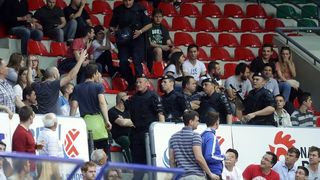 Intervencija policije na tribini s navijačima Zadra na utakmici Cibone i Zadra (80-71). Photo: Goran Stanzl/PIXSELL Intervencija policije na tribini s navijačima Zadra na utakmici Cibone i Zadra (80-71). Photo: Goran Stanzl/PIXSELL